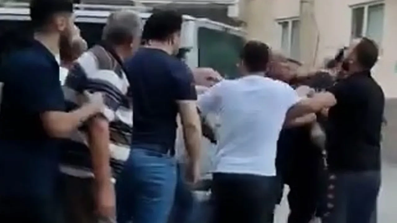 Kalabalığın ortasında kaldı, tekme tokat dayak yedi