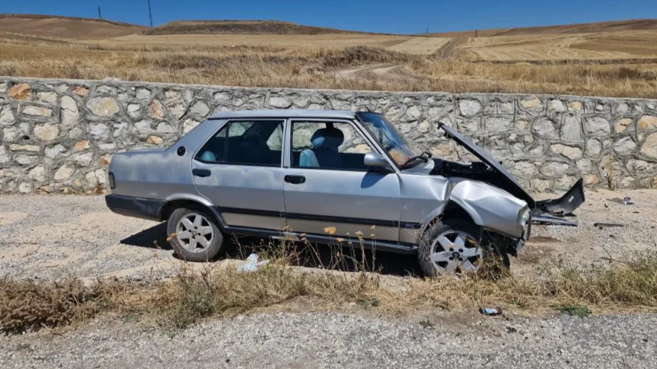 Kontrolden çıkan Fiat Tofaş otomobil duvara çarptı: 2 yaralı