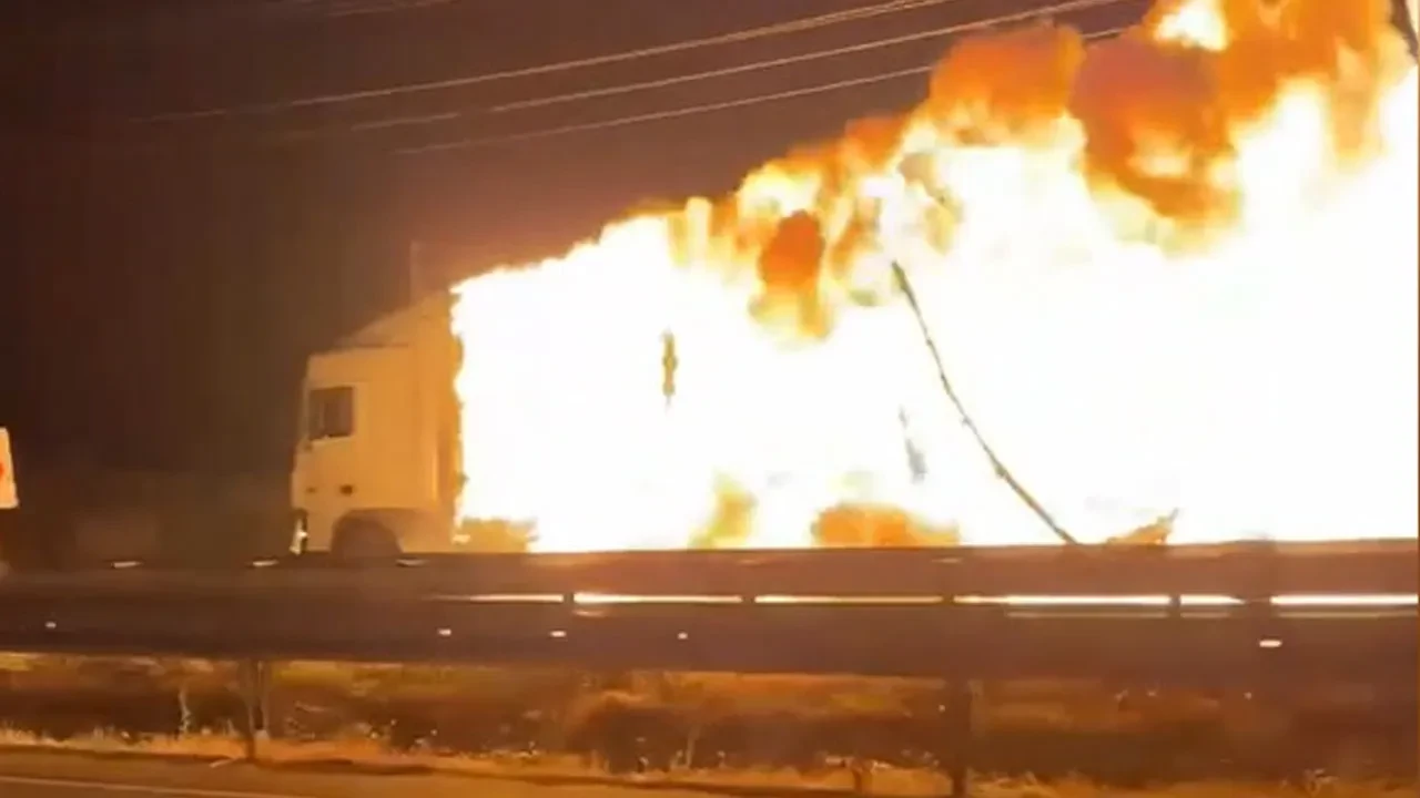 Samsun'da korku dolu anlar! Yanan tırı 8 kilometre sürdü