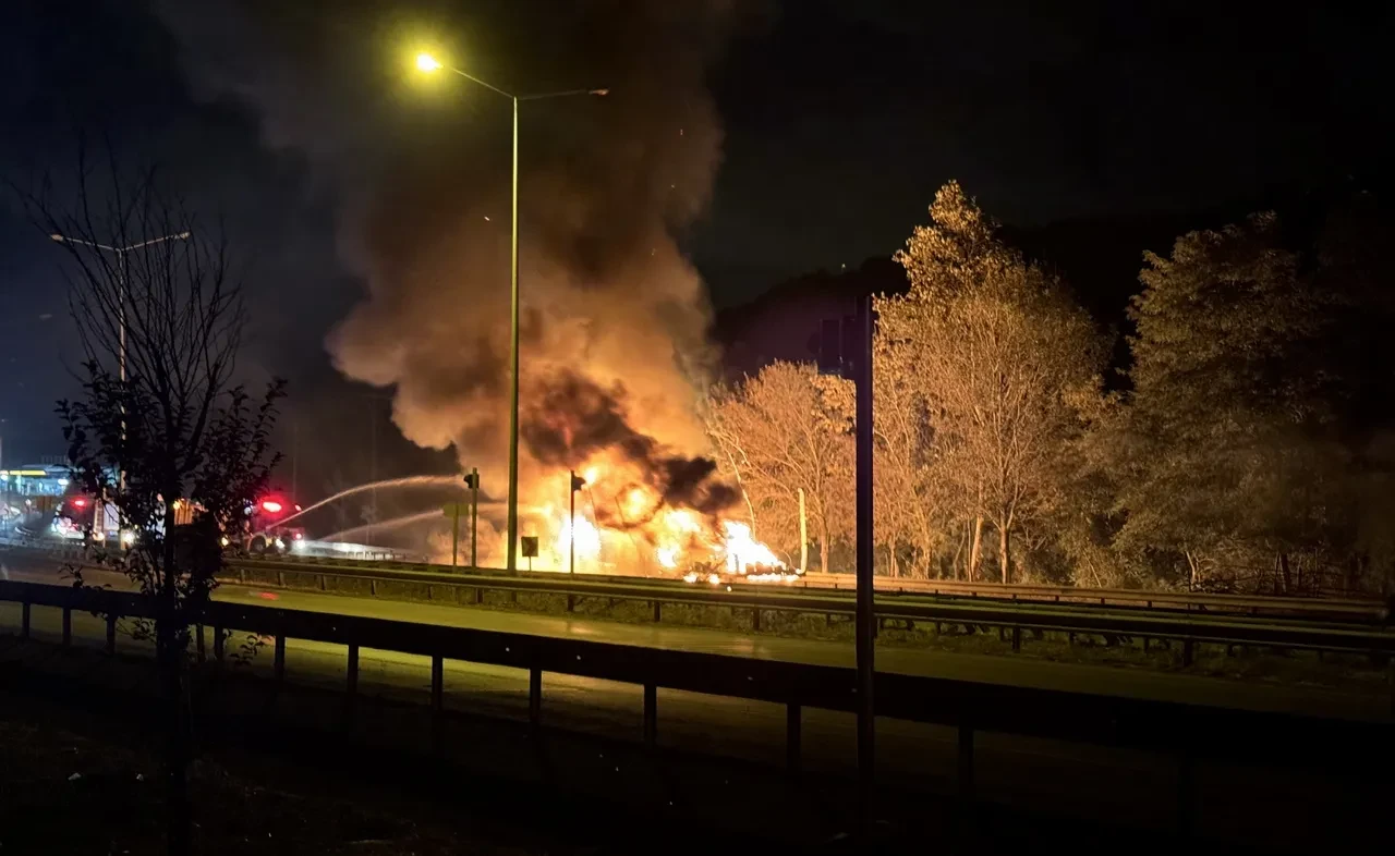 Samsun'da korku dolu anlar! Yanan tırı 8 kilometre sürdü