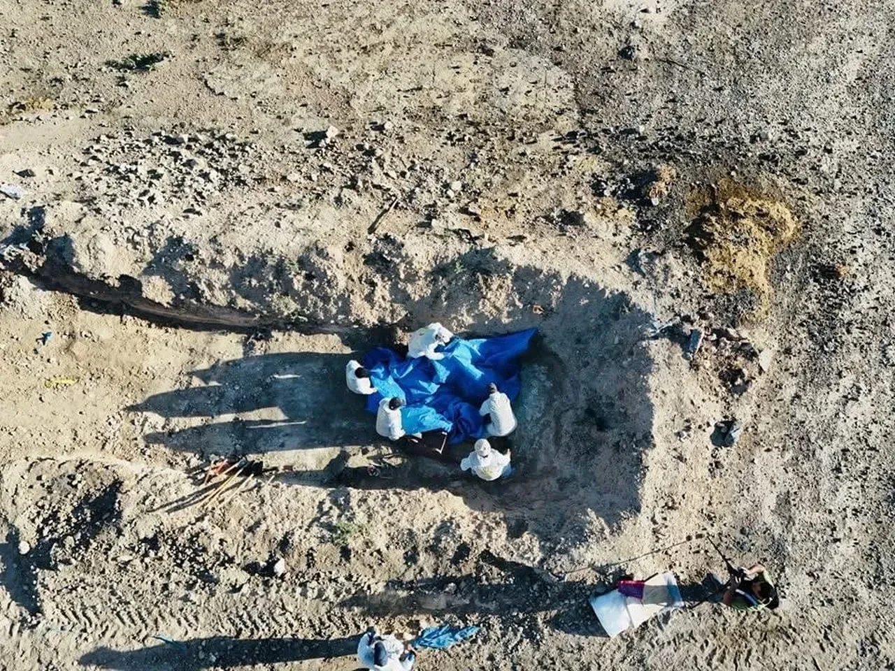 Terör örgütü DEAŞ'ın 'ölüm çukuru' açıldı, ceset çıkarma çalışmaları başladı