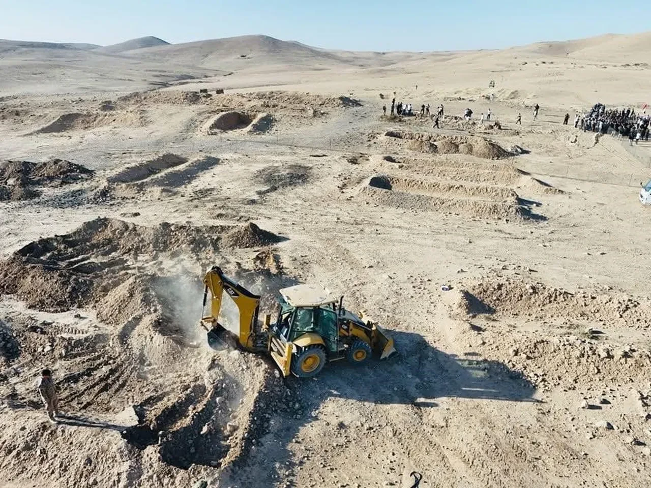 Terör örgütü DEAŞ'ın 'ölüm çukuru' açıldı, ceset çıkarma çalışmaları başladı