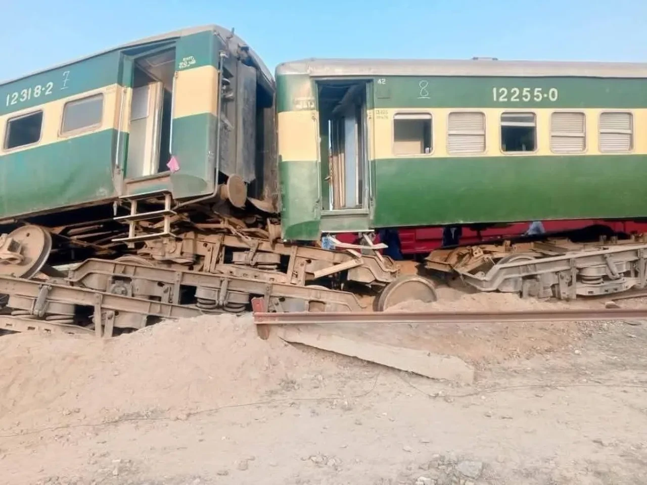 Tren raydan çıktı! Pakistan'daki kazada ölü ve çok sayıda yaralı var