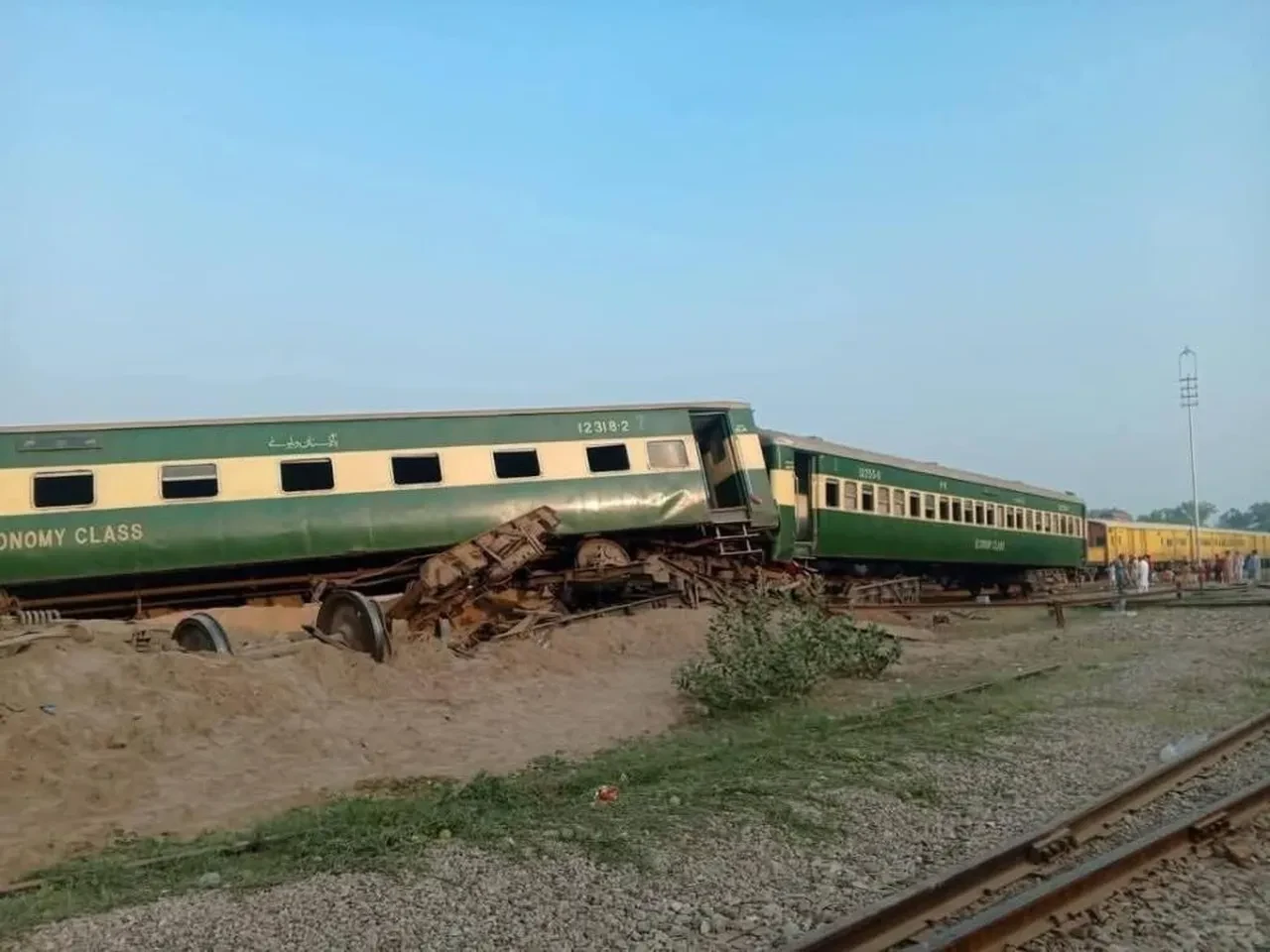 Tren raydan çıktı! Pakistan'daki kazada ölü ve çok sayıda yaralı var