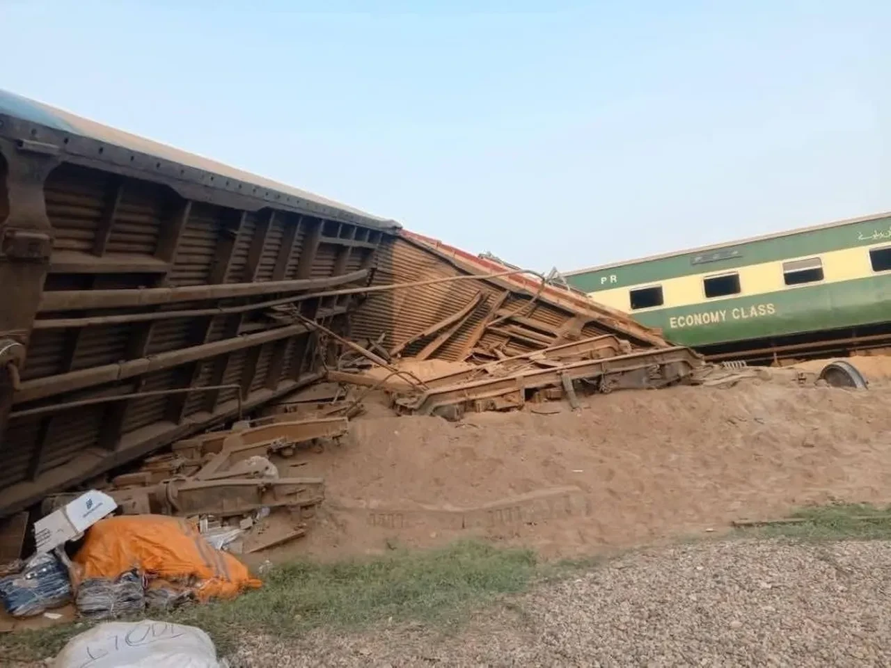 Tren raydan çıktı! Pakistan'daki kazada ölü ve çok sayıda yaralı var