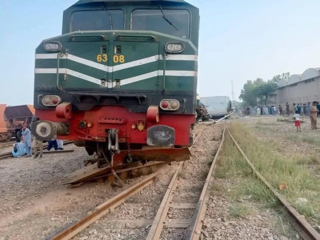 Tren raydan çıktı! Pakistan'daki kazada ölü ve çok sayıda yaralı var