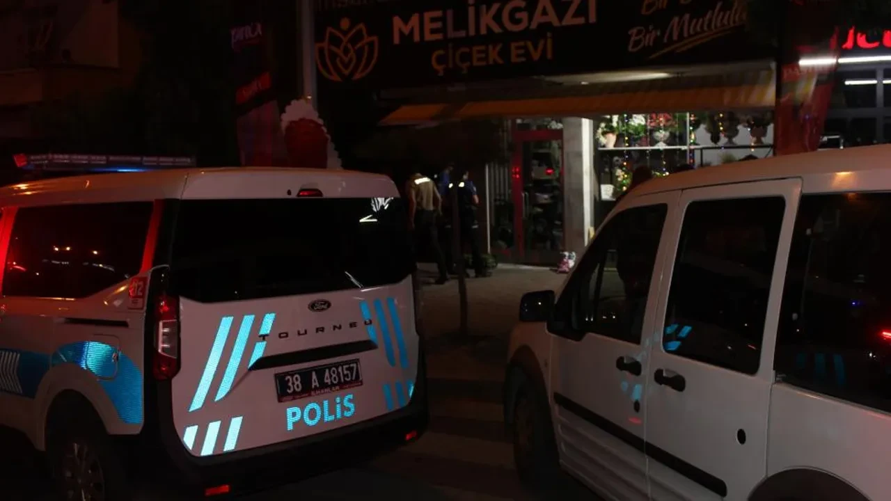 Çiçekçiyi dükkanında vurdular! Polis saldırganların peşinde
