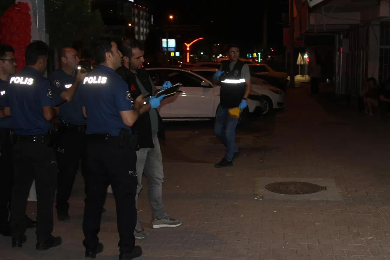 Çiçekçiyi dükkanında vurdular! Polis saldırganların peşinde