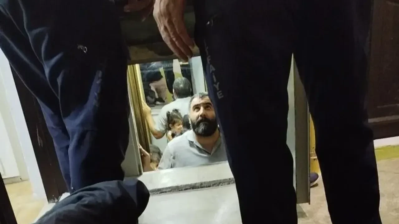 Elazığ’da asansörde mahsur kalan aile kurtarıldı