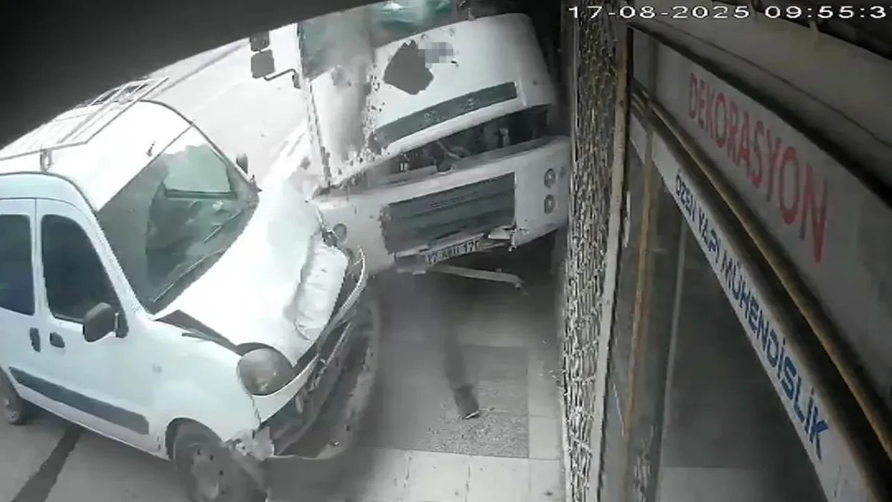 Freni boşalan arazöz ortalığı birbirine kattı! O anlar kamerada