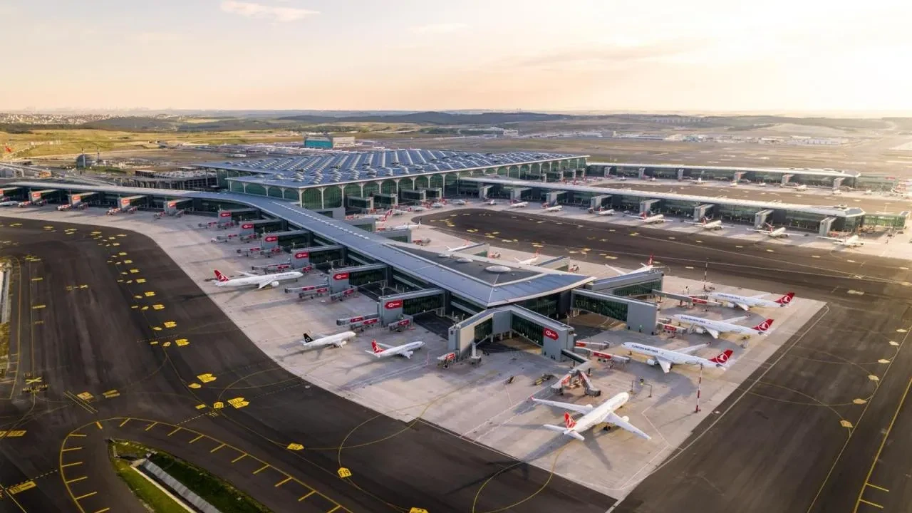 Her üç yolcudan ikisi İstanbul ve Antalya havalimanlarını kullandı