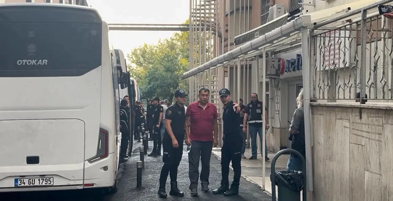 İBB'ye yolsuzluk operasyonu: 44 şüpheli adliyeye sevk edildi.