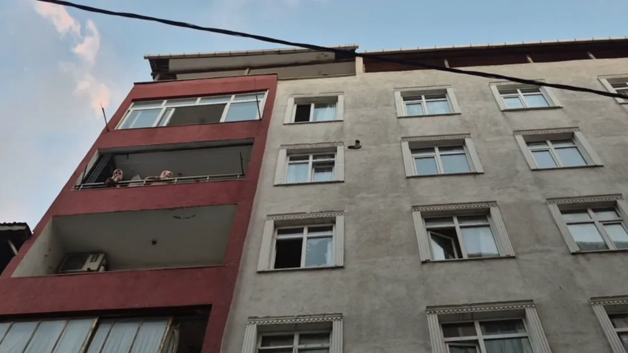 İstanbul'da film gibi olay! Ailesini rehin alıp dehşet saçtı: Kardeşleri kaçınca 3. kattan atladı