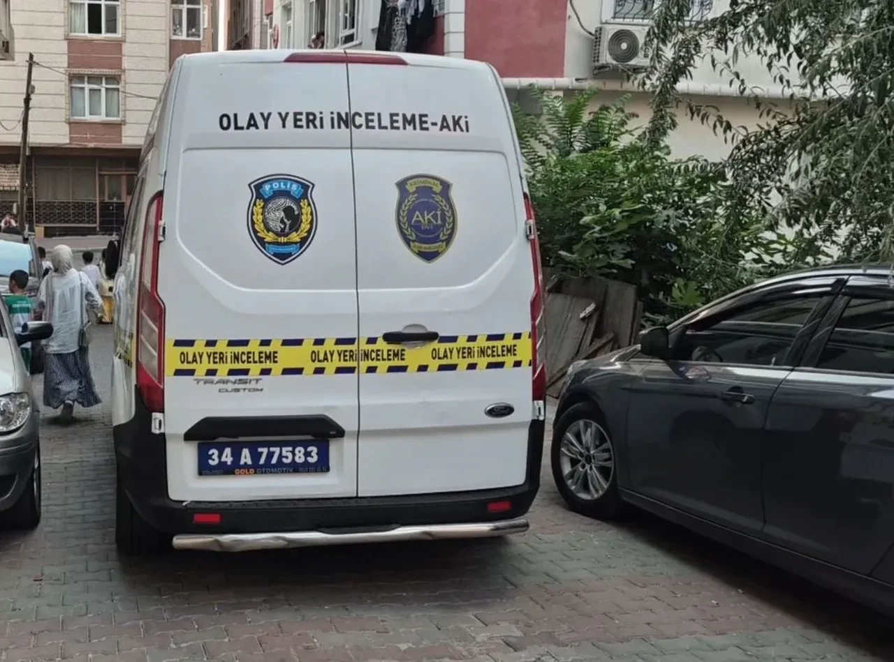 İstanbul'da film gibi olay! Ailesini rehin alıp dehşet saçtı: Kardeşleri kaçınca 3. kattan atladı