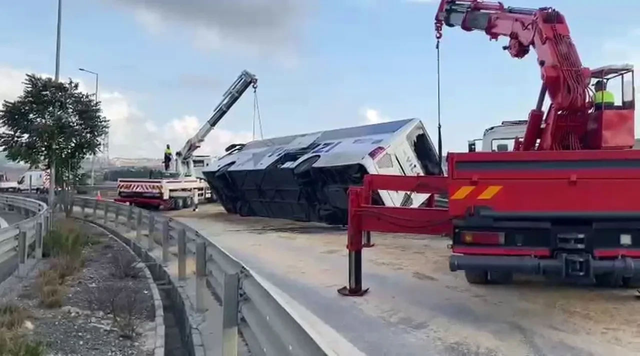 Kuzey Çevre Otoyolu'nda yolcu otobüsü devrildi! Ölü ve yaralılar var