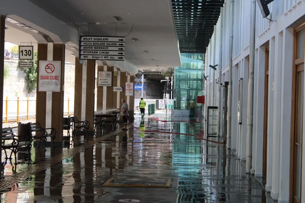 Memurlar iş bıraktı, Aydın'da da tren seferleri durdu