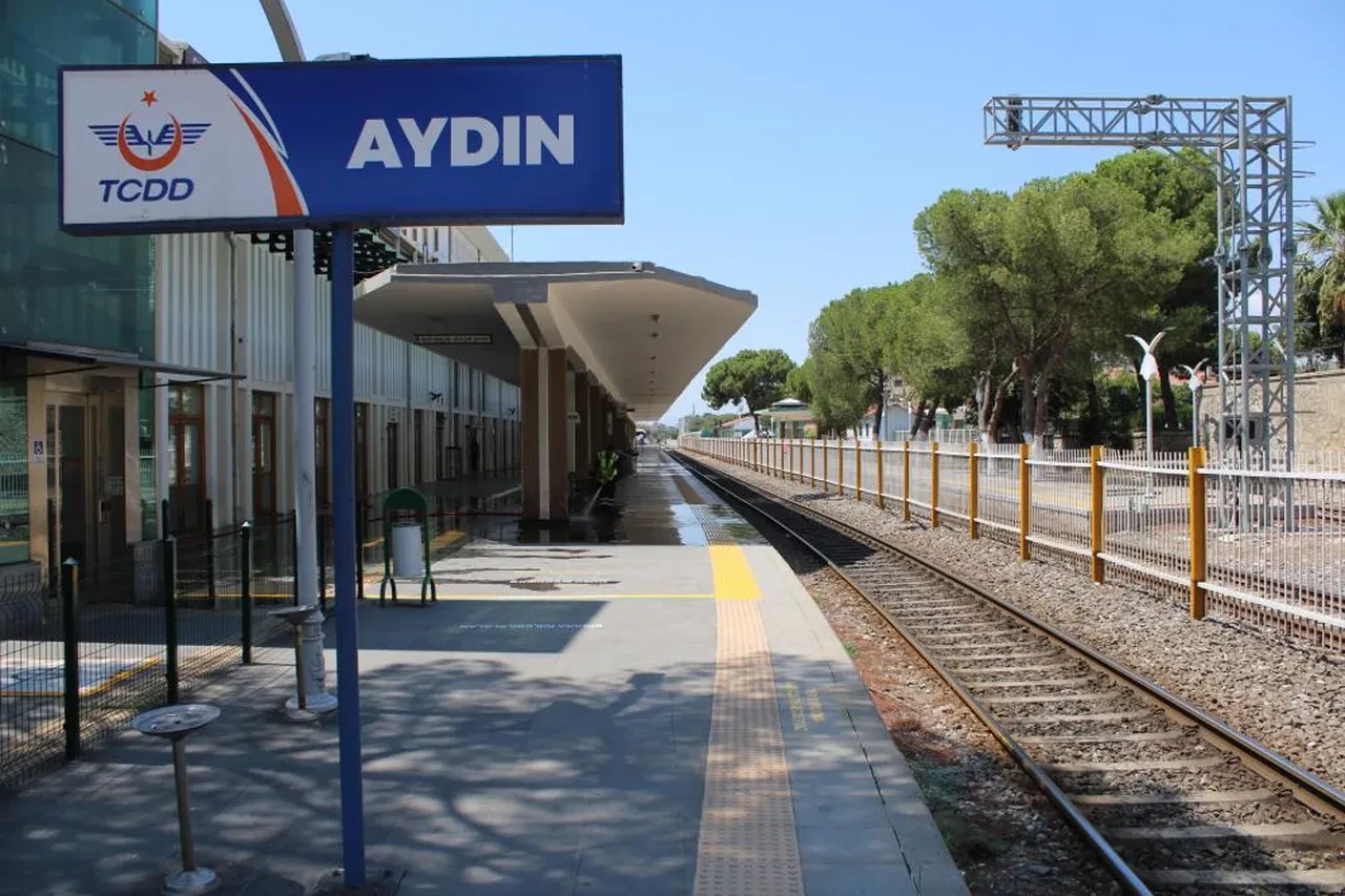 Memurlar iş bıraktı, Aydın'da da tren seferleri durdu