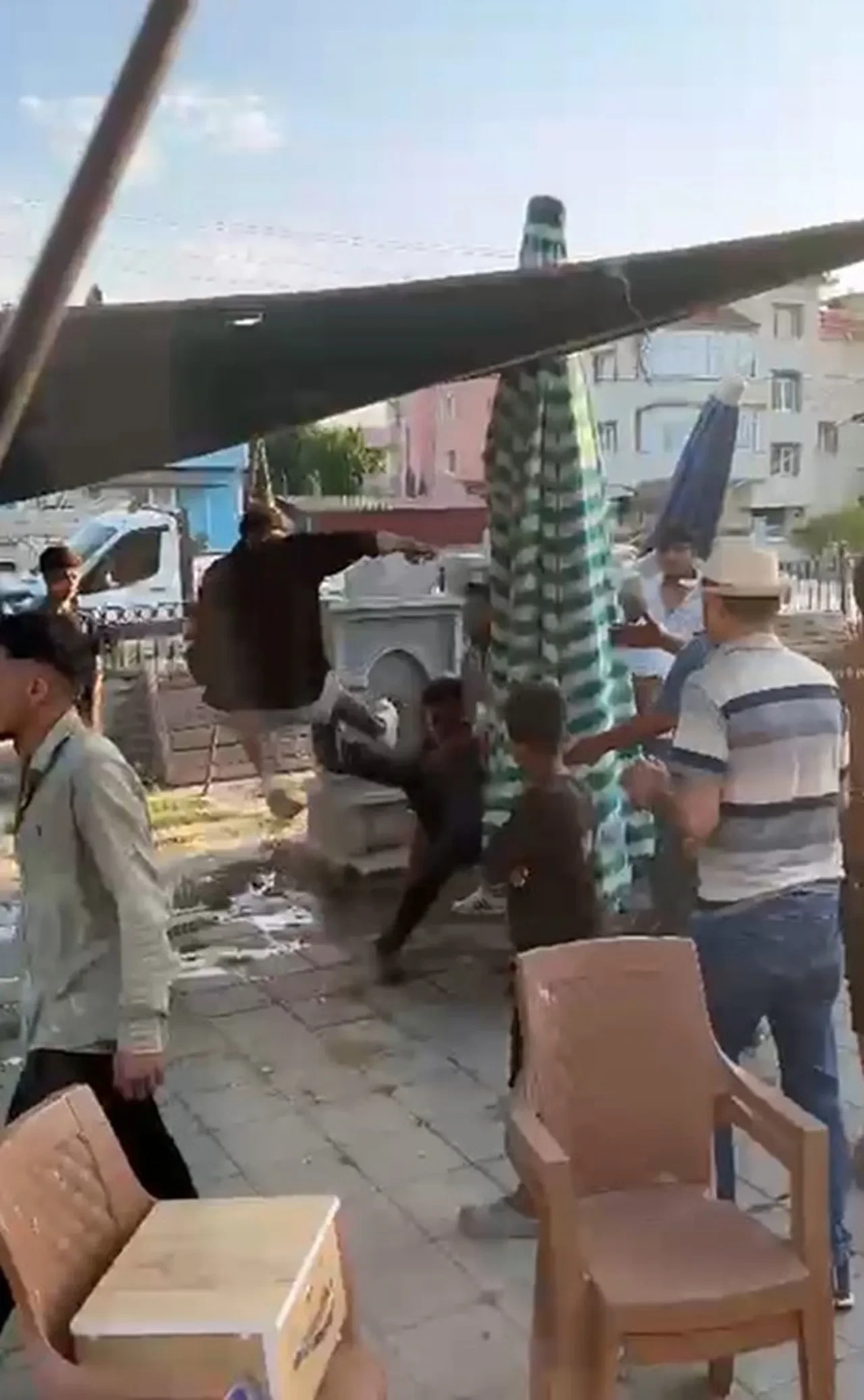 Pazar yerinde dehşet! Aralarına aldıkları genci öldüresiye dövdüler: Yüzü kanlar içinde kaldı