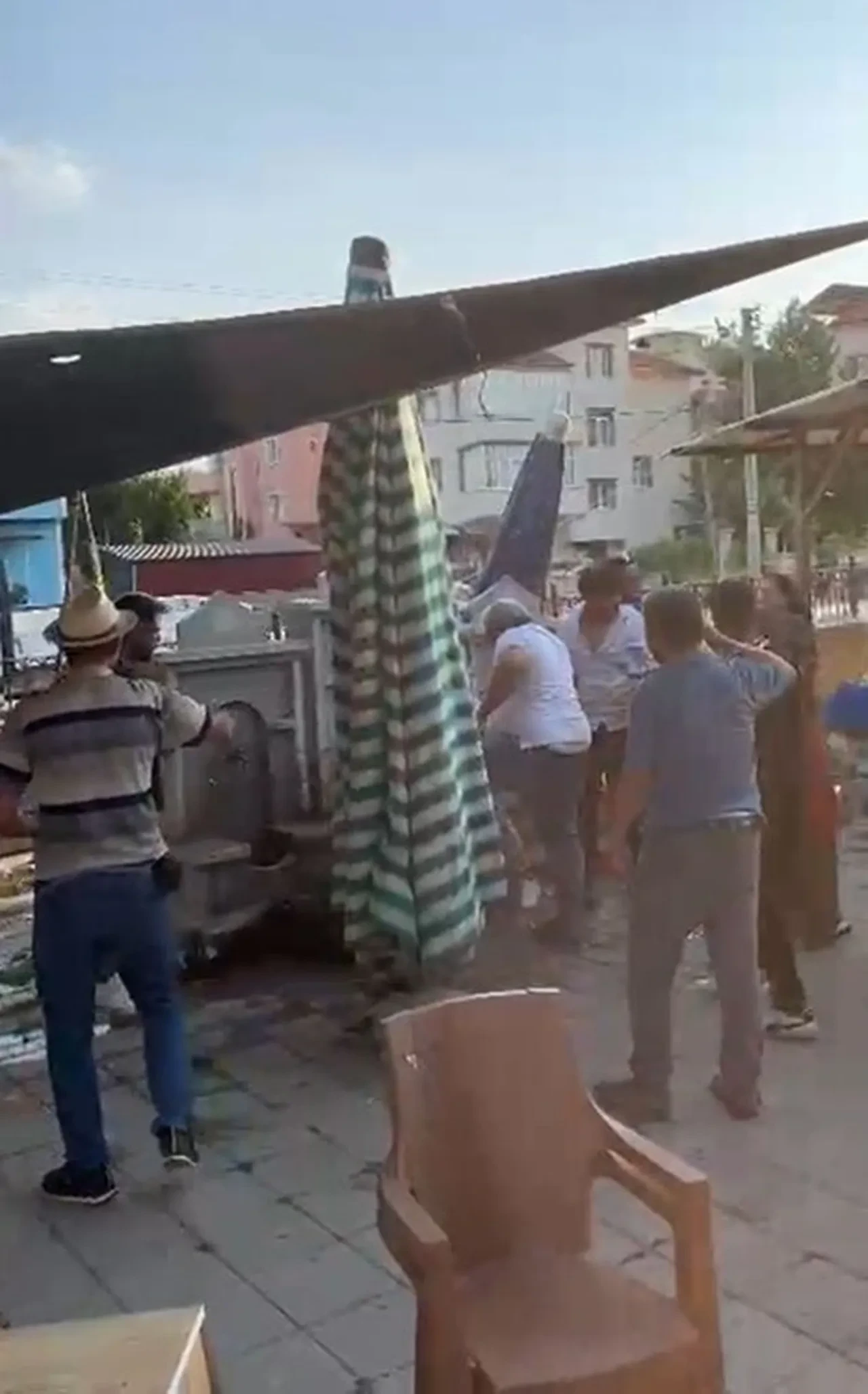 Pazar yerinde dehşet! Aralarına aldıkları genci öldüresiye dövdüler: Yüzü kanlar içinde kaldı