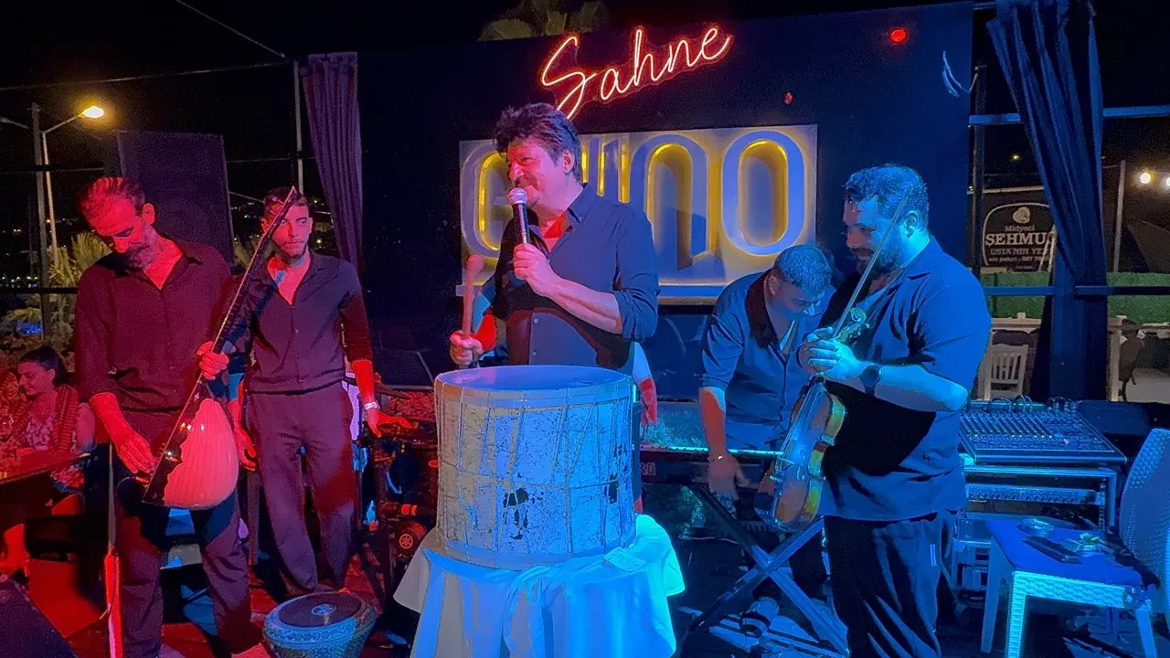 Sanatçı baskılara daha fazla dayanamadı! Davulunu kırarak sahneden indi