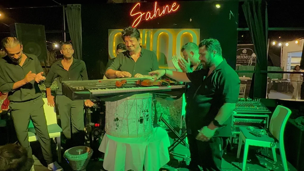 Sanatçı baskılara daha fazla dayanamadı! Davulunu kırarak sahneden indi