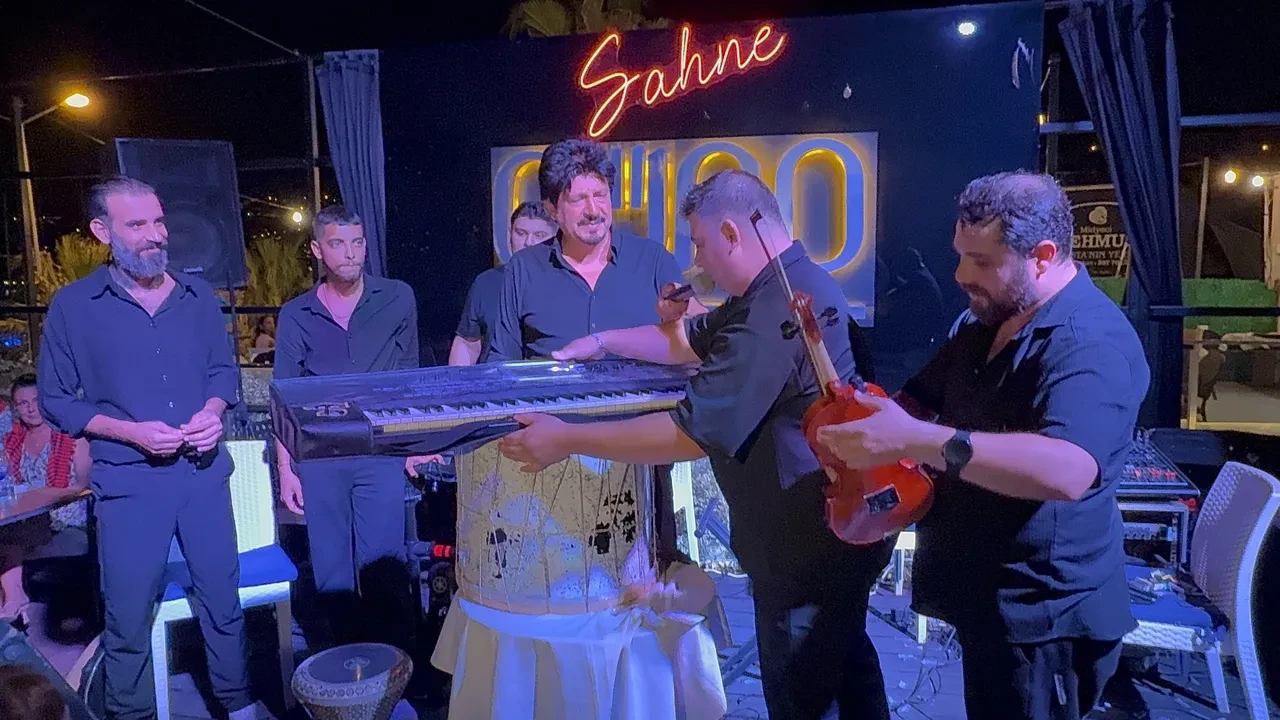 Sanatçı baskılara daha fazla dayanamadı! Davulunu kırarak sahneden indi