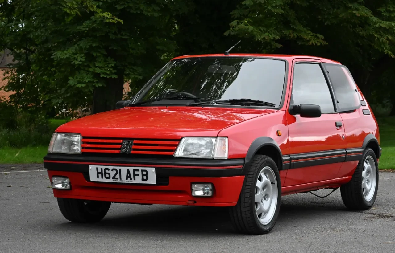 Üreticisini kurtaran efsane otomobiller sıralandı! Otoban faresi Peugeot 205 de aralarında