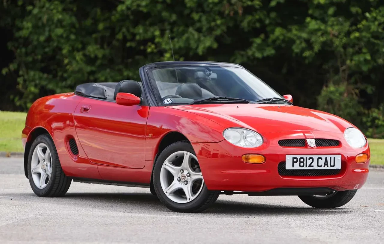 Üreticisini kurtaran efsane otomobiller sıralandı! Otoban faresi Peugeot 205 de aralarında