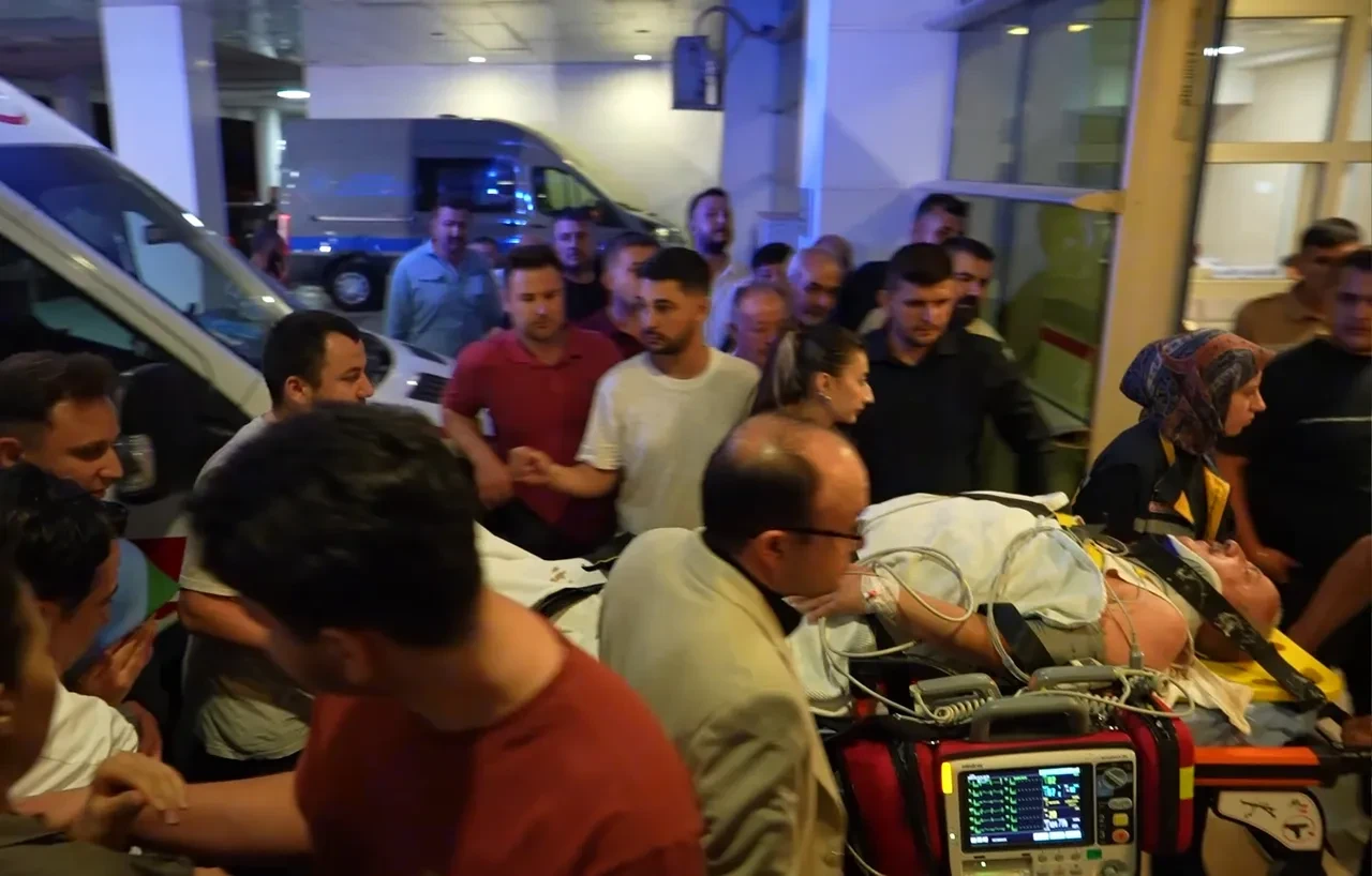 AK Partili Belediye Başkanı kaza geçirdi! Eşeğe çarpmamak isterken takla attılar