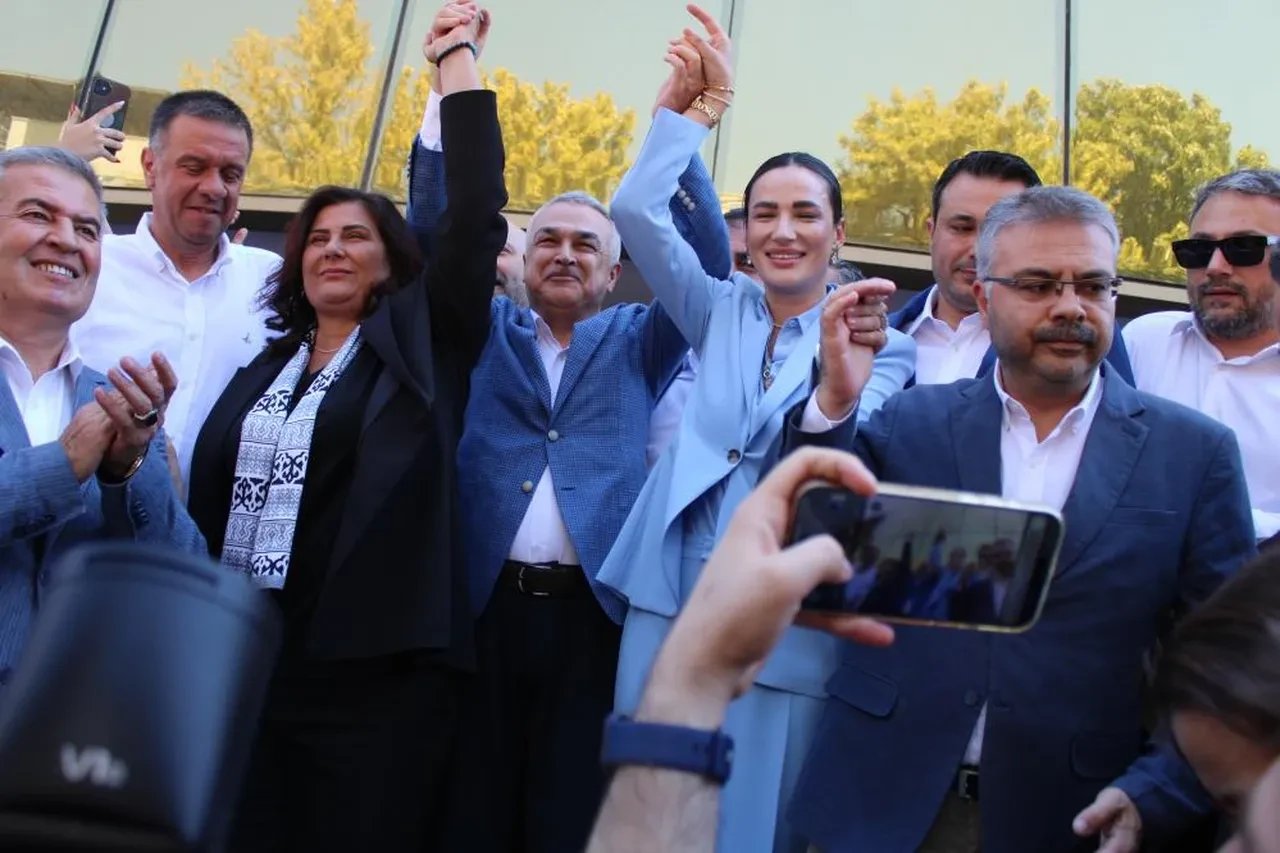 AK Partililerden Özlem Çerçioğlu'na destek ziyareti! Belediyeye akın ettiler 