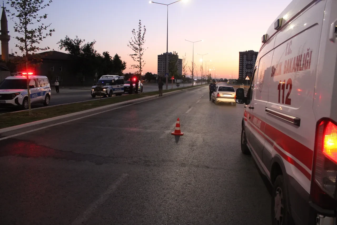 Alkol masasında kavga sokaklara taştı: Kurşunlardan kaçarken kaza yaptı