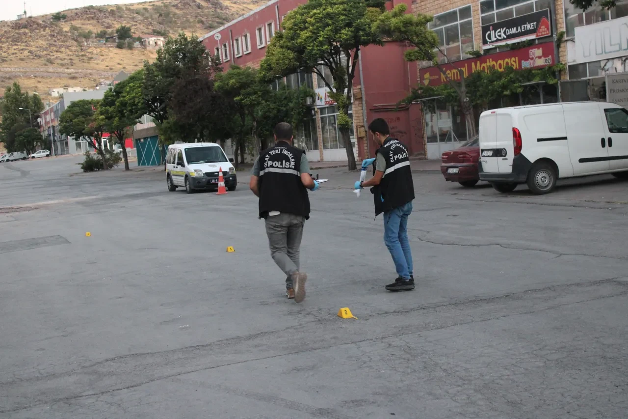 Alkol masasında kavga sokaklara taştı: Kurşunlardan kaçarken kaza yaptı