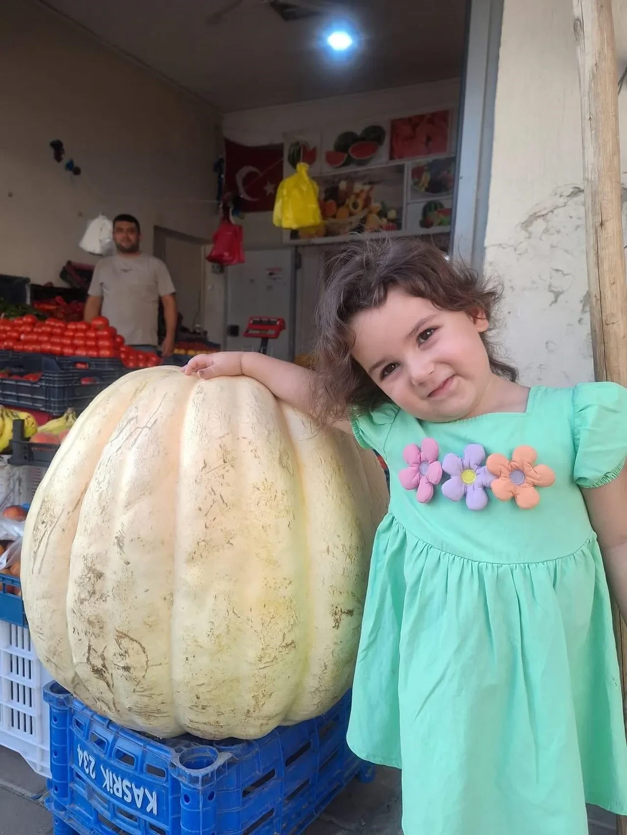 Böylesi görülmedi! Dev bal kabağı vatandaşı hayrete düşürdü