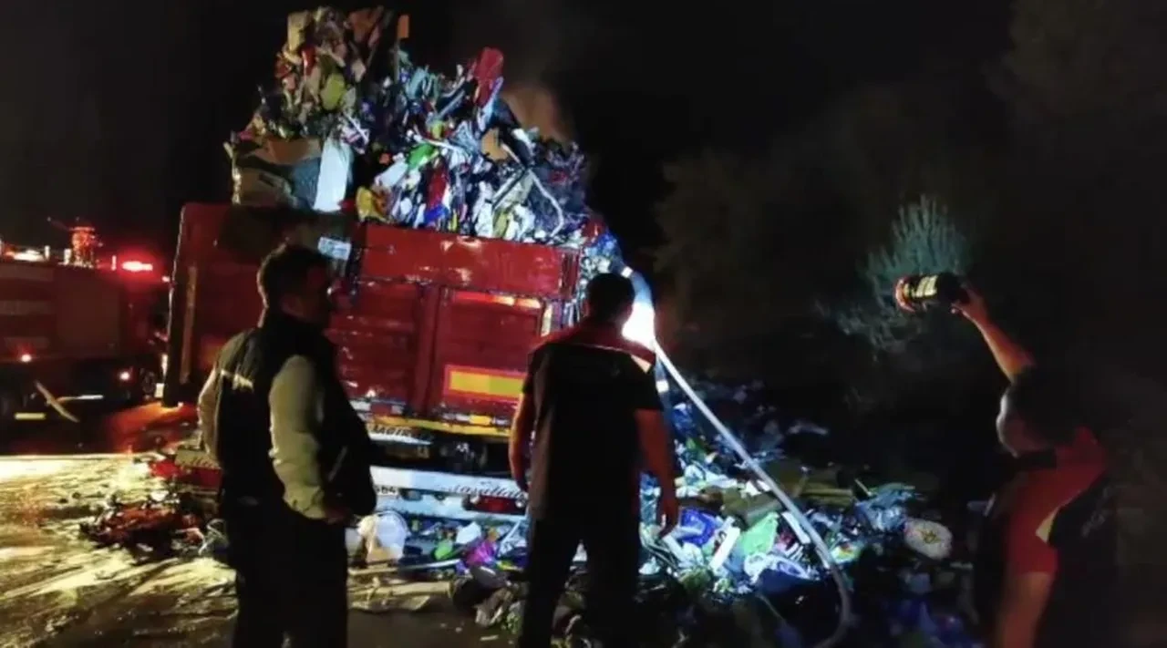 Çöp yüklü tır alevlere teslim oldu! Yol trafiğe kapandı