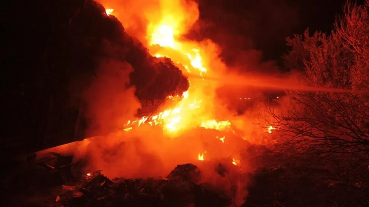 Çöp yüklü tır alevlere teslim oldu! Yol trafiğe kapandı