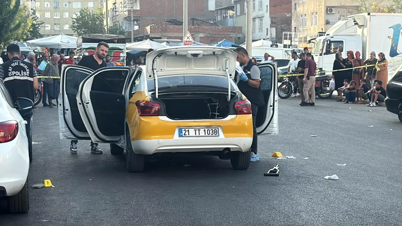 Diyarbakır'da korkunç olay! Taksiden inen eşini öldürüp intihar etti!
