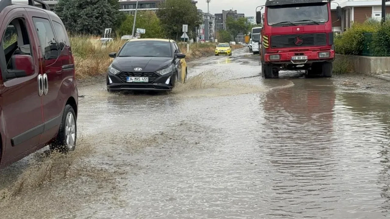 Edirne'de sel tehlikesi: Yağmur suları evlerin kapısına dayandı