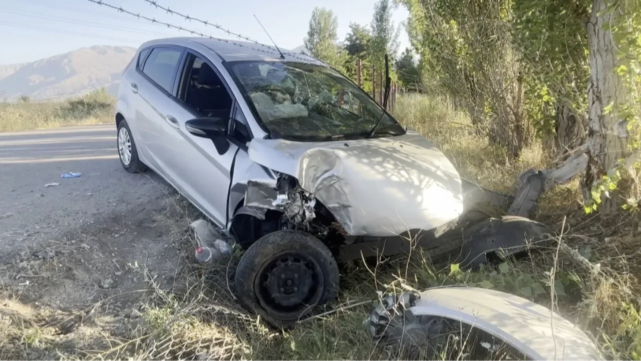 Erzincan'da trafik kazası! Metrelerce savruldu: 2 yaralı 