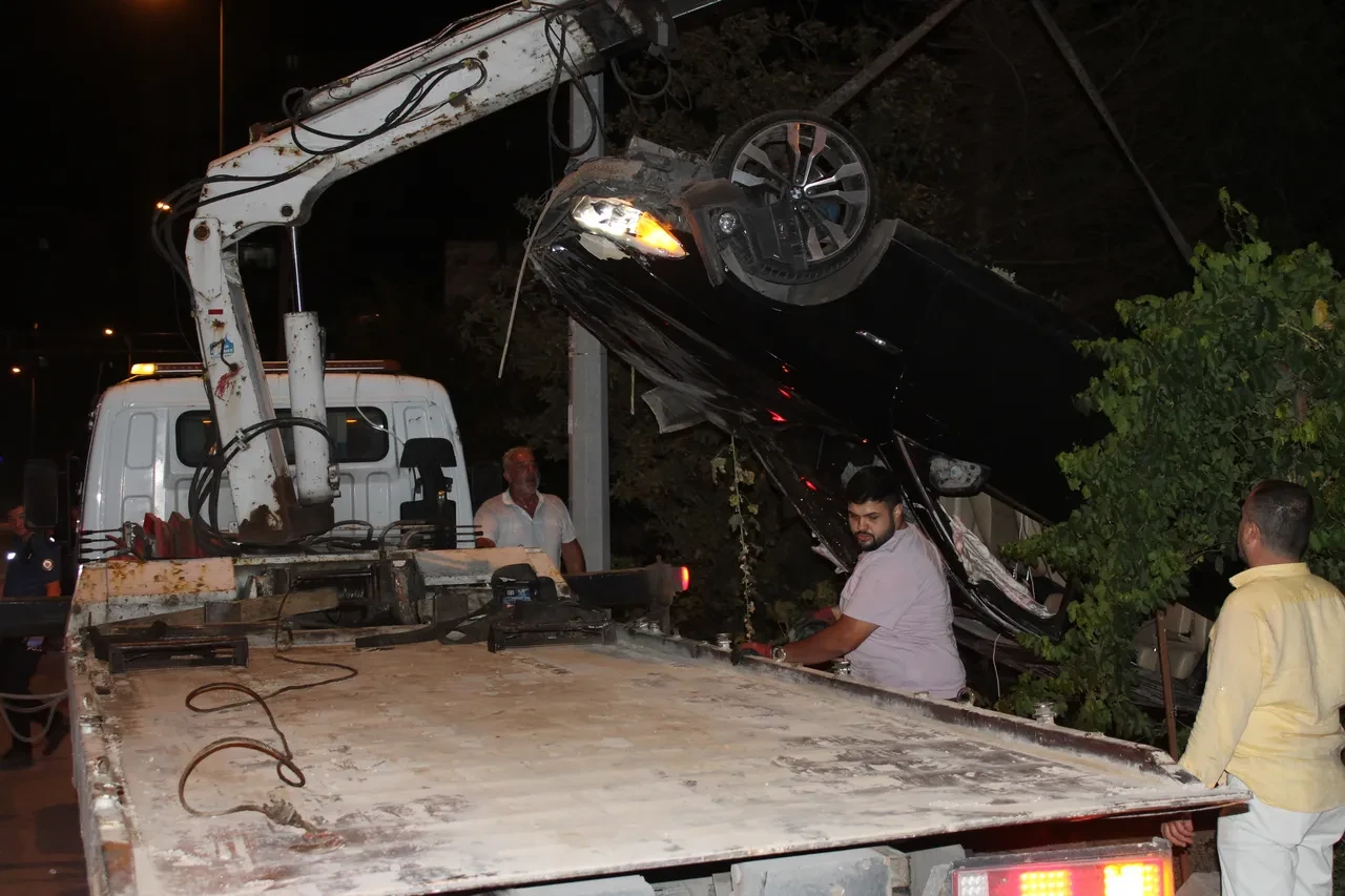 Evde yaşayanlar deprem oldu sandı! Ehliyetsiz sürücü dehşeti yaşattı