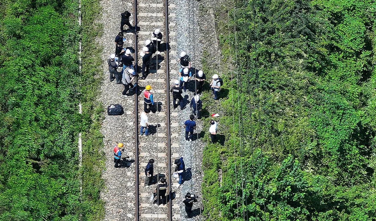 Güney Kore'de yolcu treni, işçilere çarptı! Ölü ve yaralılar var
