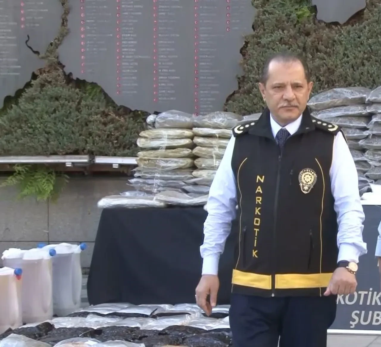 İstanbul'un 9 ilçesinde dev operasyon! Yakalanan uyuşturucu dönen ticaretin boyutunu ortaya koydu