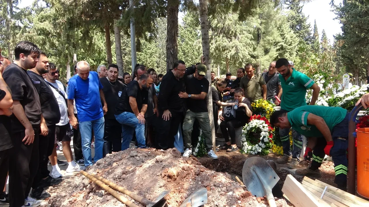 Jrokez adıyla tanınan Oğuzhan Dalgakıran toprağa verildi! Cenazesinde dikkat çeken detay 