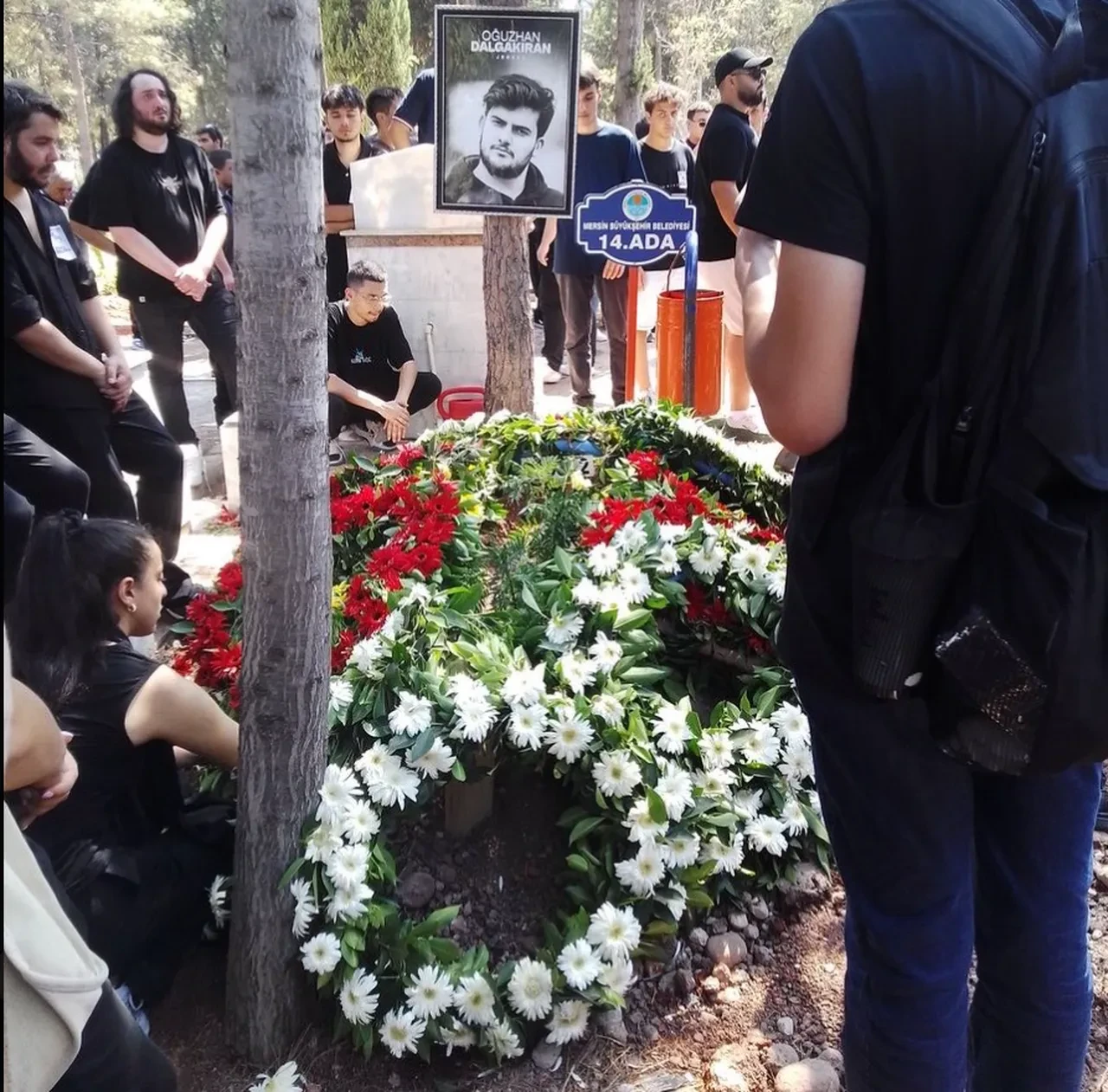 Jrokez adıyla tanınan Oğuzhan Dalgakıran toprağa verildi! Cenazesinde dikkat çeken detay 