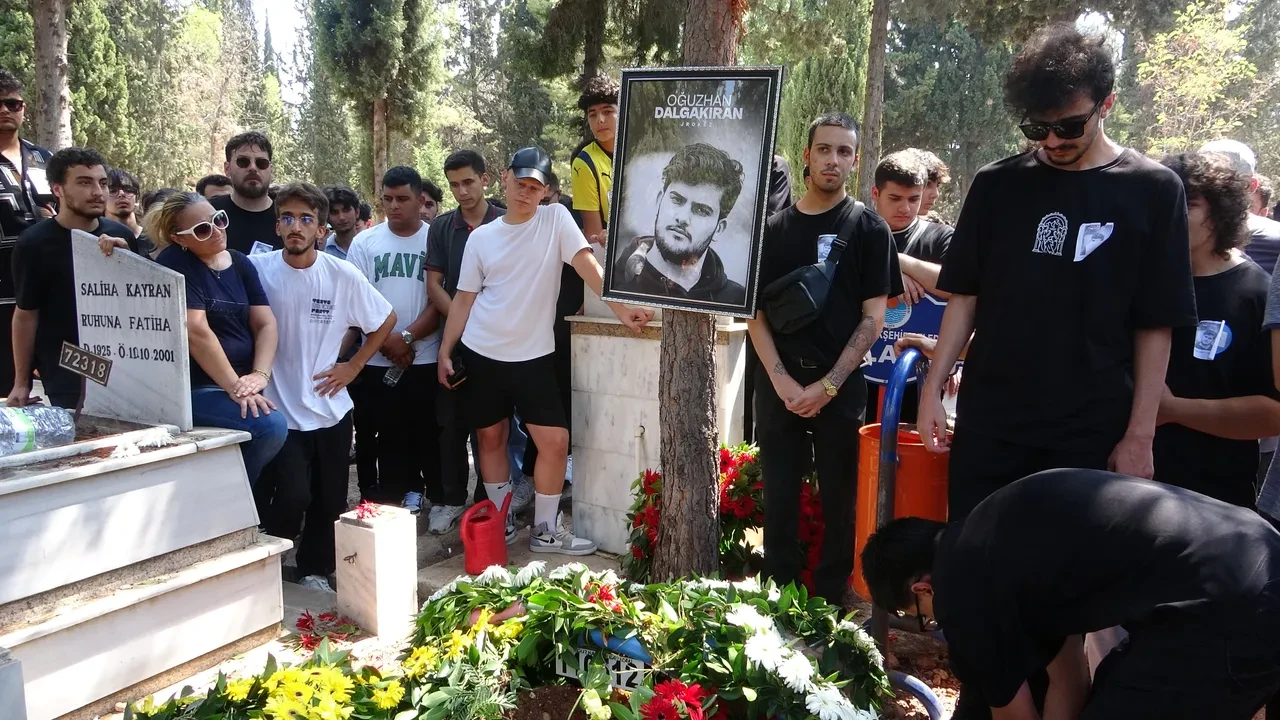 Jrokez adıyla tanınan Oğuzhan Dalgakıran toprağa verildi! Cenazesinde dikkat çeken detay 