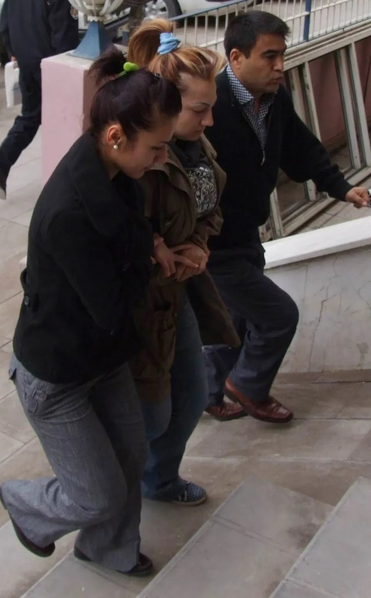 Kocasını vahşice katledip, cesedini 9 ay küvette sakladı! Sahte kimlikle yakalandı 