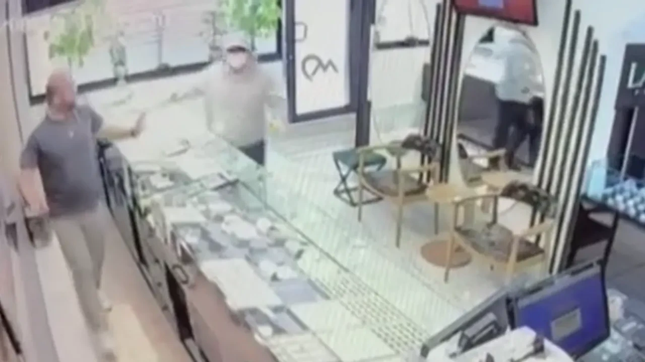 Kuru sıkı silahla kuyumcu soymaya kalktı, baltayı taşa vurdu: O anlar kamerada