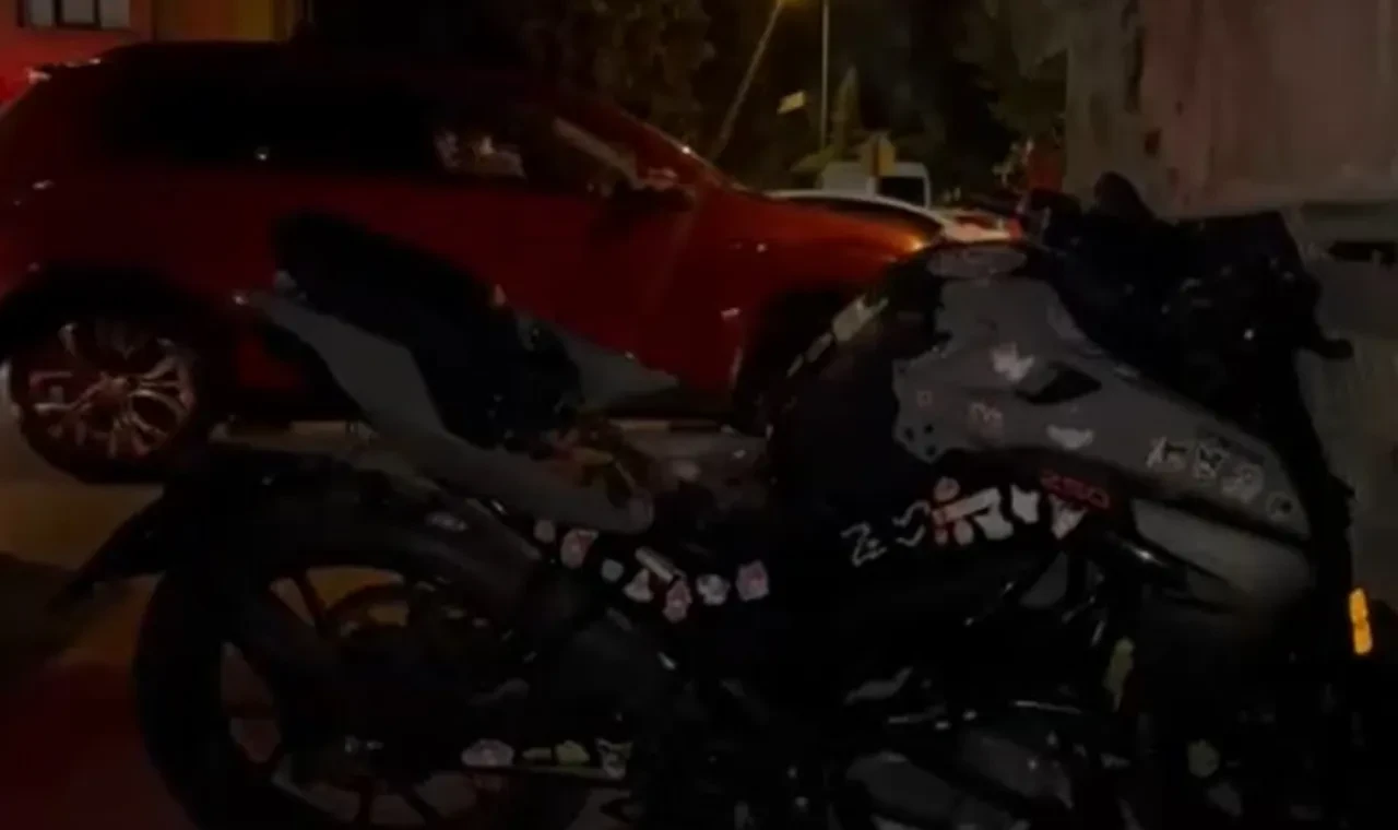 Motosiklet tutkusu iki genci korkunç sona sürükledi: Ok gibi saplandılar!