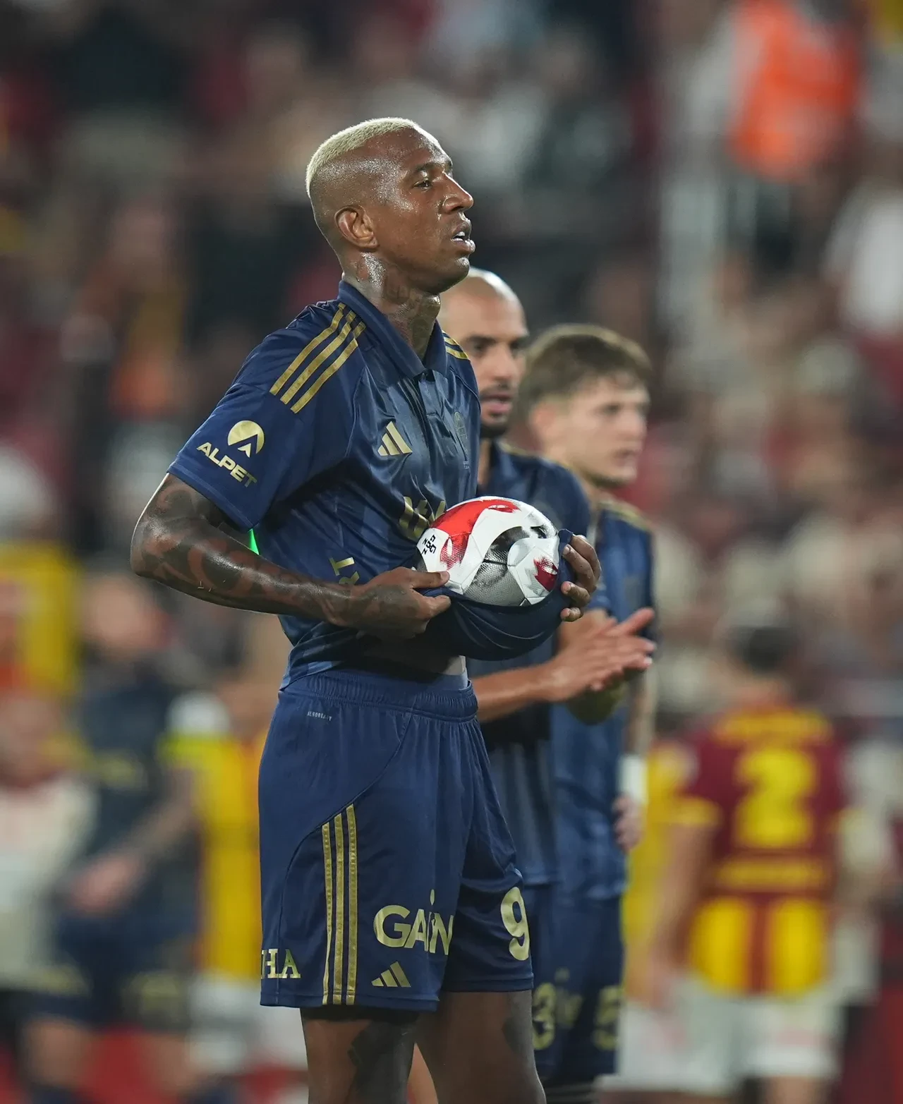 Mourinho'dan çarpıcı Talisca kararı! Takımdan ayrılacak yabancılar belli oldu