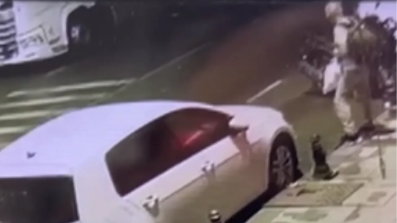 Önce etrafı kolaçan etti, sonra çaldı! Motosiklet hırsızlığı kamerada