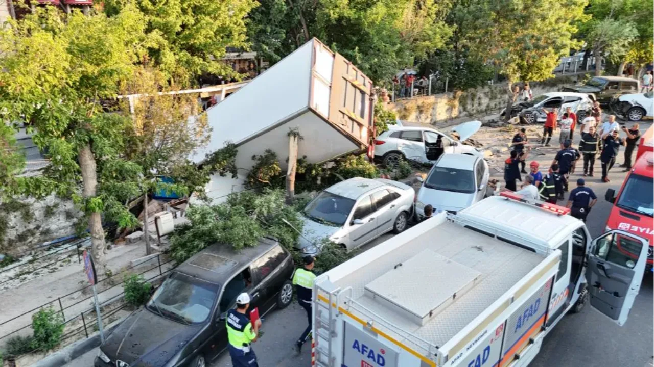 Ortalığı savaş alanına çeviren kaza! Freni patladı 10 araca çarpıp kanala uçtu